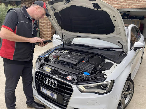 A Licensed Mechanic inspecting a pre purchased car in Melbourne